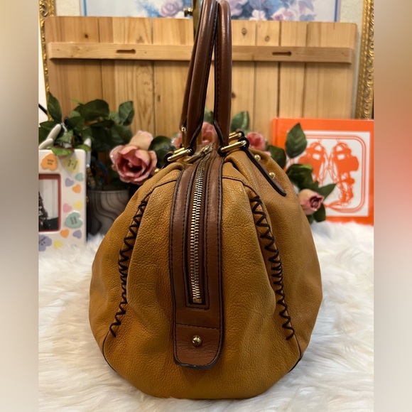 ⭐️MCM Soft Leather Handbag - Picture 3 of 15